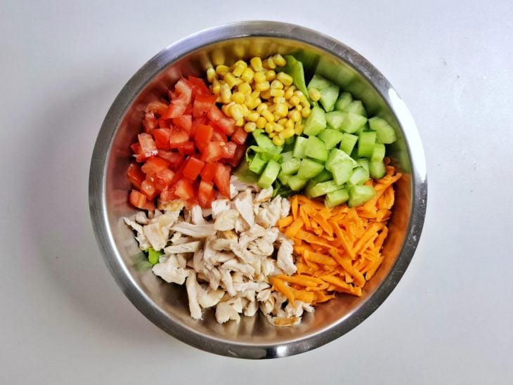 Uma tigela com todos os ingredientes juntos.