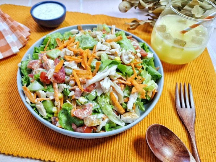Um prato contendo salada proteica.