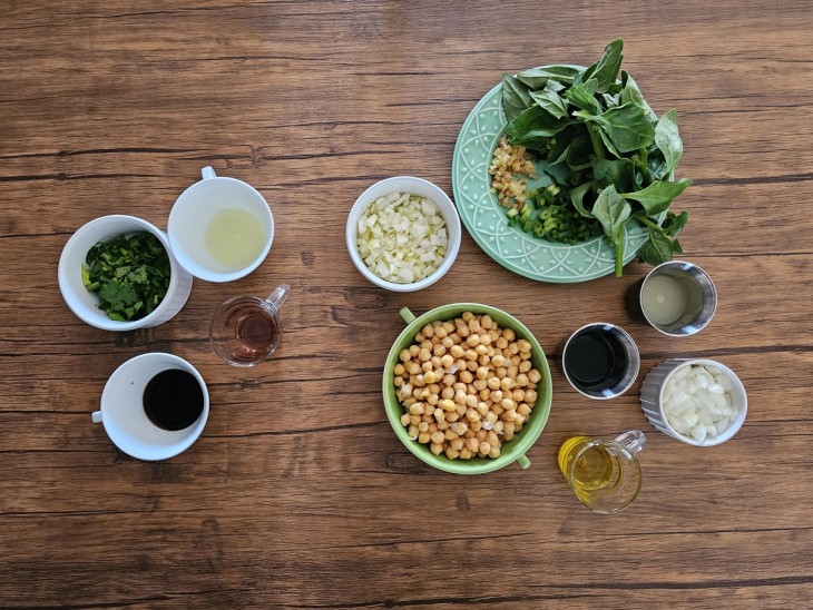 Ingredientes da salada proteica de grão-de-bico reunidos.