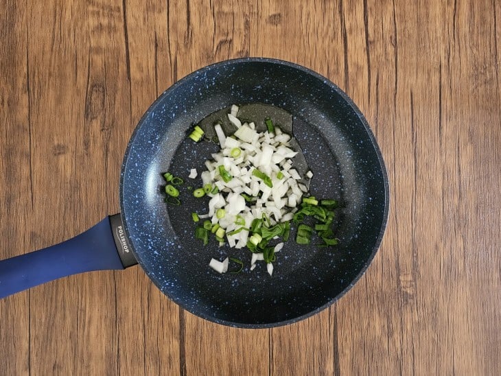 frigideira com cebola e cheiro-verde.