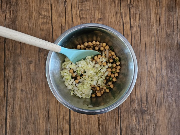 Alho-poró adicionado na tigela com o restante dos ingredientes.