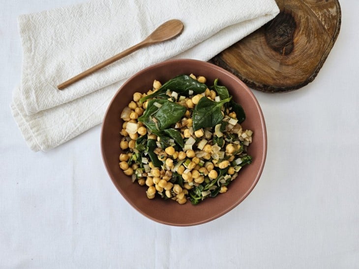 Salada proteica de grão-de-bico em uma tigela.