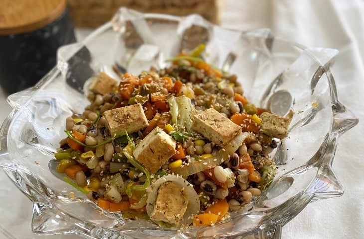 Salada quente de tofu com feijão-fradinho