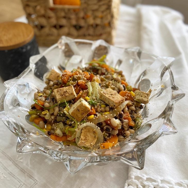 Salada quente de tofu com feijão-fradinho