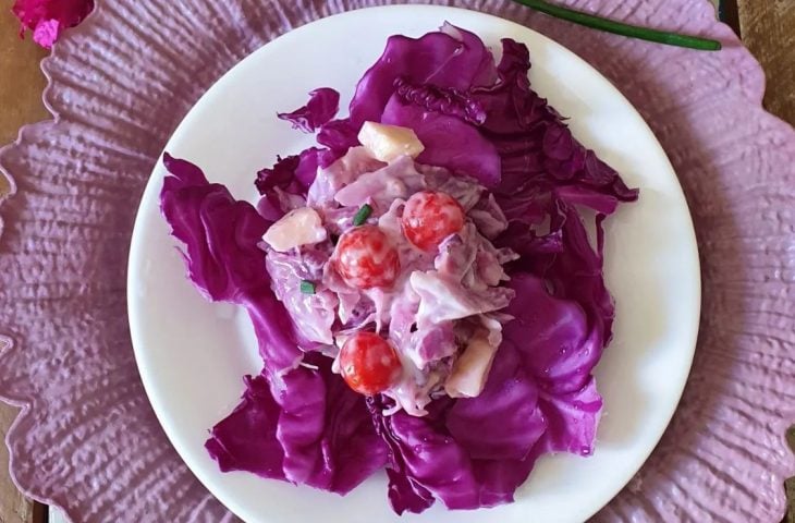 Salada refrescante de repolho roxo