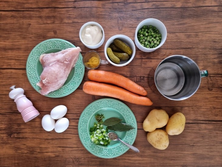 Ingredientes da salada russa reunidos.