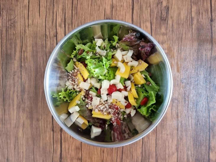 Todos os ingredientes da salada colocados em uma tigela.