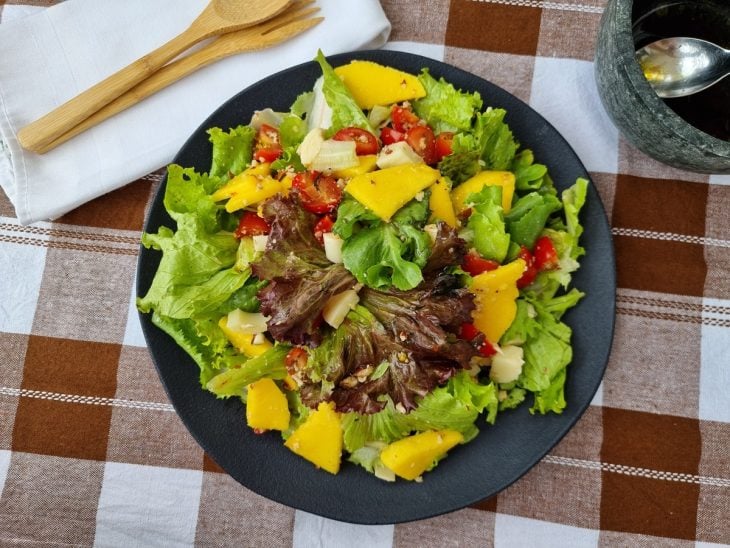 Salada tropical finalizada.