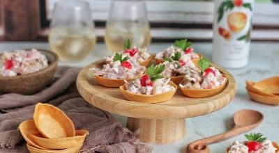 Salada tropical com frango defumado