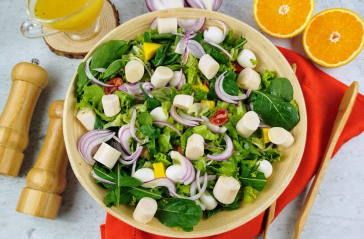 Salada tropical com molho de laranja