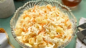 Salada tropical de repolho com abacaxi