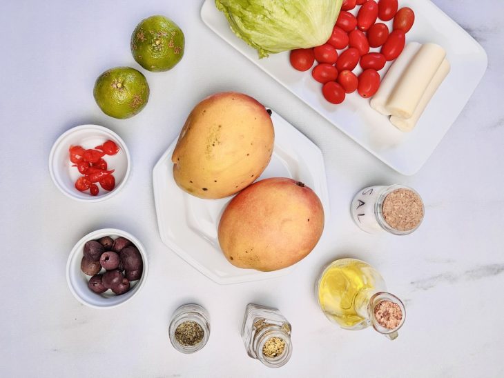 Ingredientes reunidos em uma bancada.