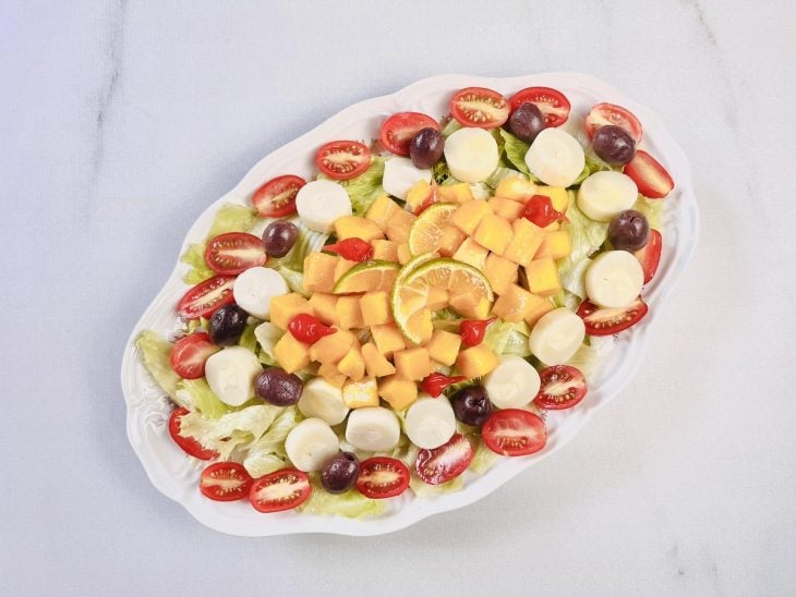 Salada tropical em um refratário.