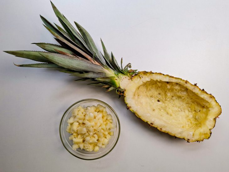 Abacaxi cortado e sem o recheio.