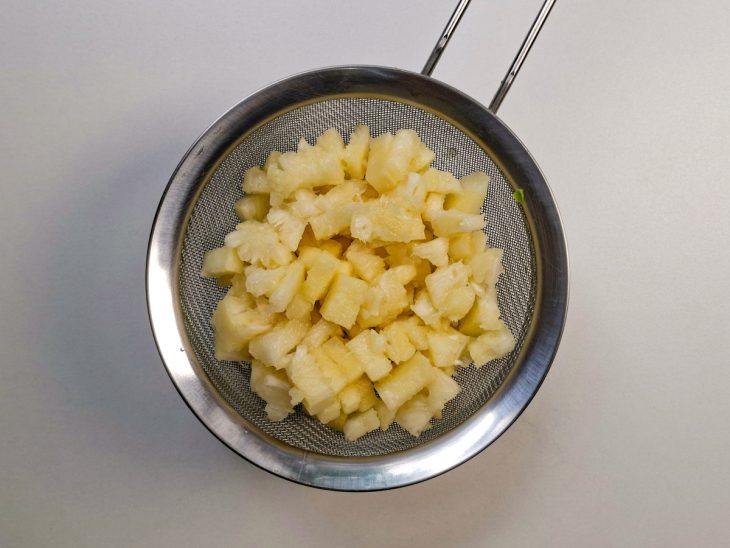 Abacaxi na peneira.
