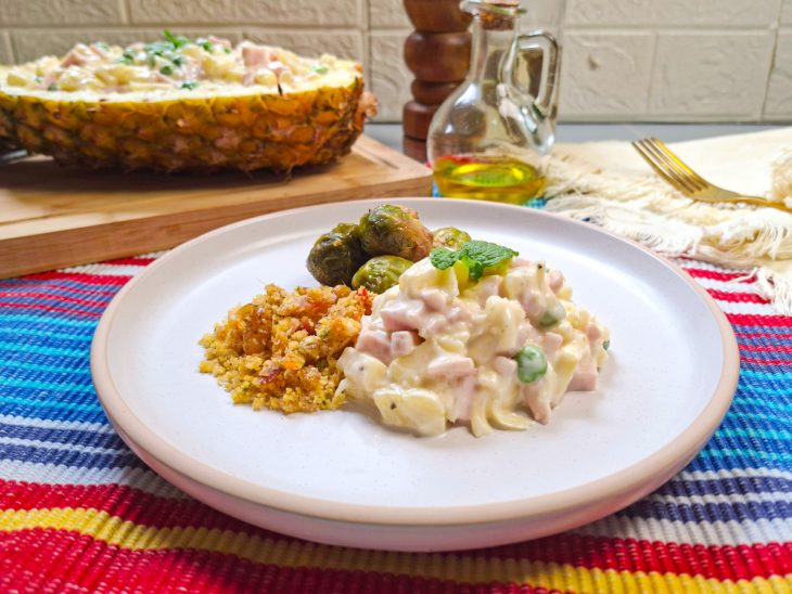 Porção da salada servida com comida.