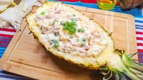 Salada tropical no abacaxi