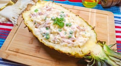 Salada tropical no abacaxi