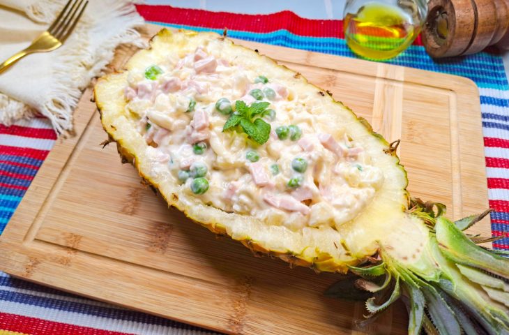 Salada tropical no abacaxi