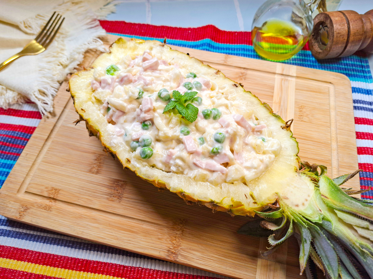 Salada tropical no abacaxi