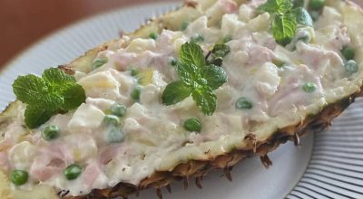 Salada tropical no abacaxi