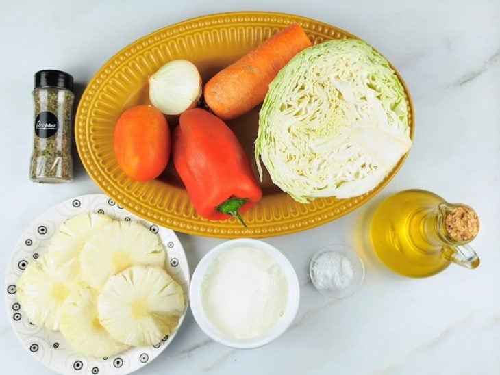 Ingredientes para a salada tropical separados em uma bancada.