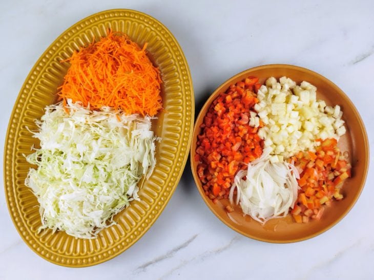 Ingredientes picados e separados em pratos distintos.