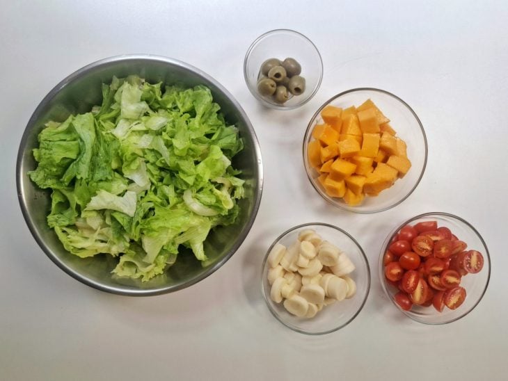 Ingredientes picados e reservados em recipientes distintos.