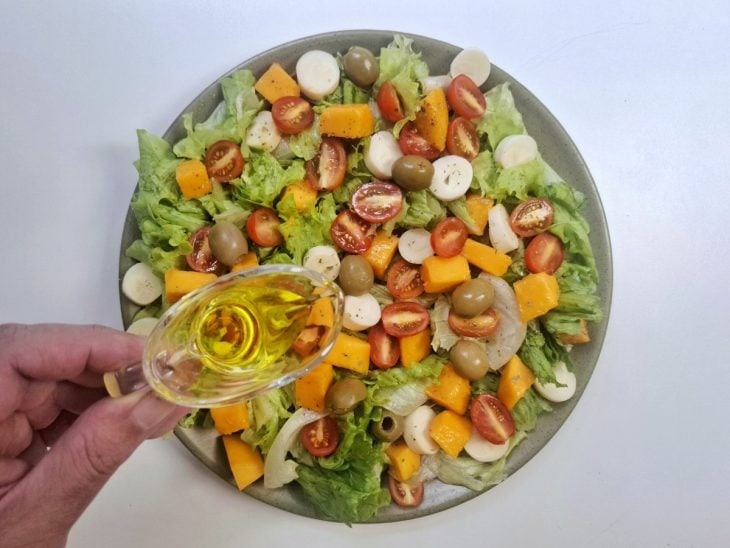 Temperos adicionados sobre a salada montada.