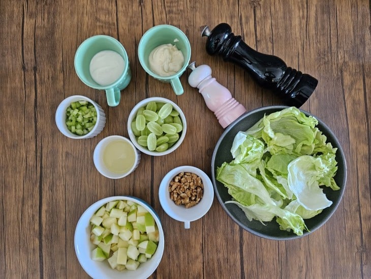 Todos os ingredientes da salada em uma bancada.