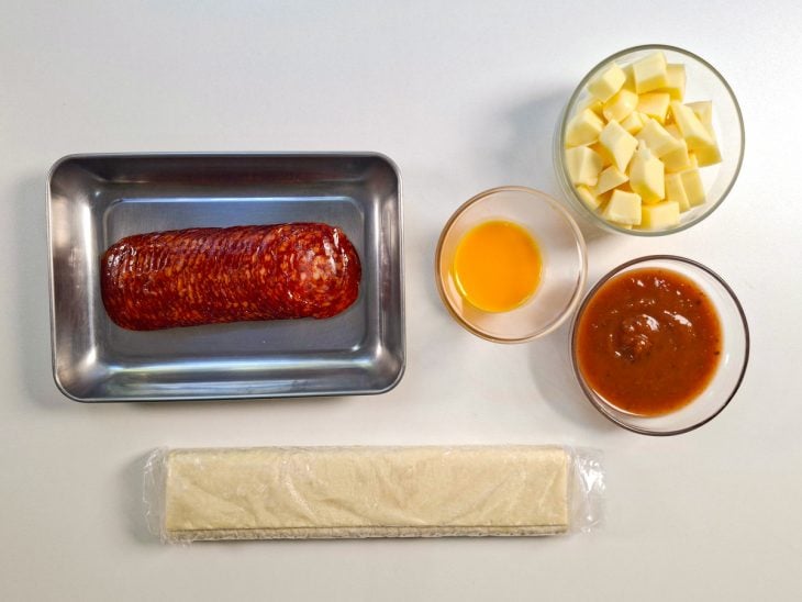 Ingredientes reunidos na bancada.