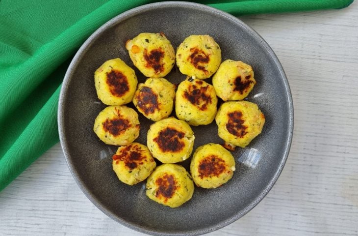 Salgadinho fit de batata-doce com frango e queijo