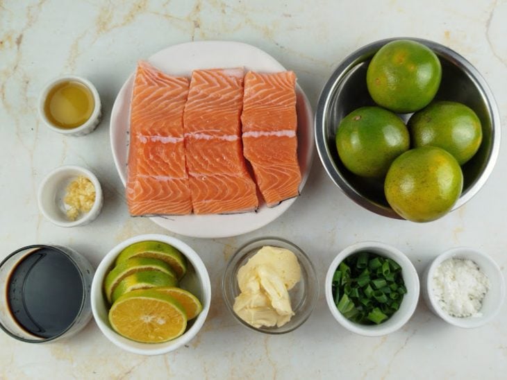 Ingredientes reunidos na bancada.