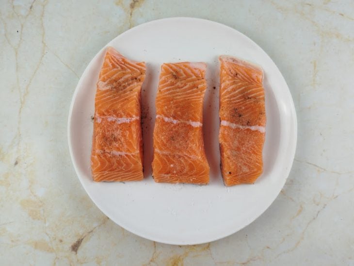 Salmão temperado com sal e pimenta.