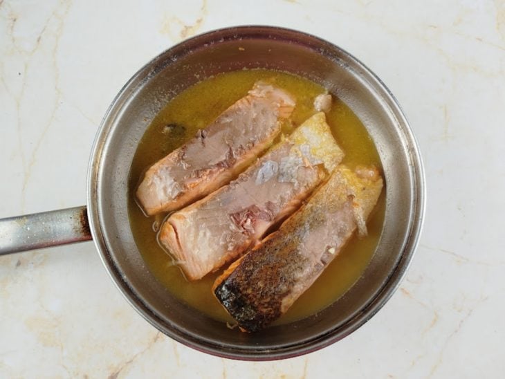 Suco de laranja adicionado a frigideira.