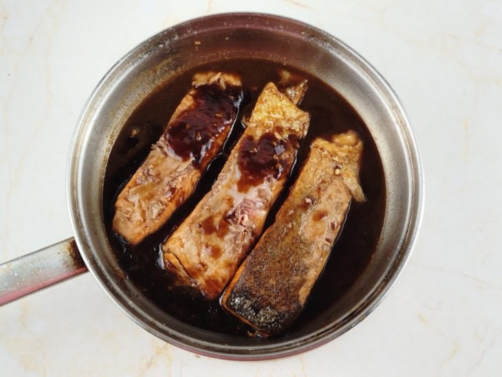 Molho de maisena e shoyu adicionado na frigideira.