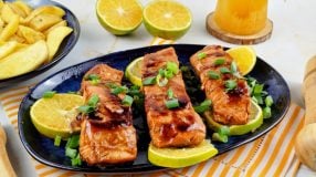 Salmão ao molho de laranja com shoyu e mel