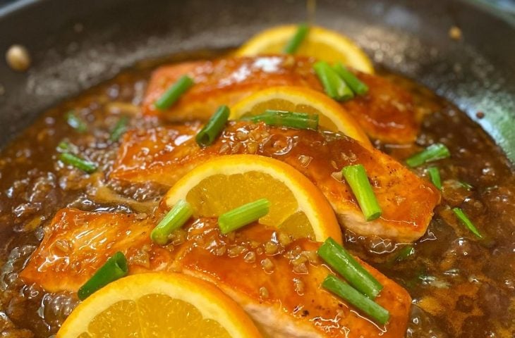 Salmão ao molho de laranja com shoyu e mel