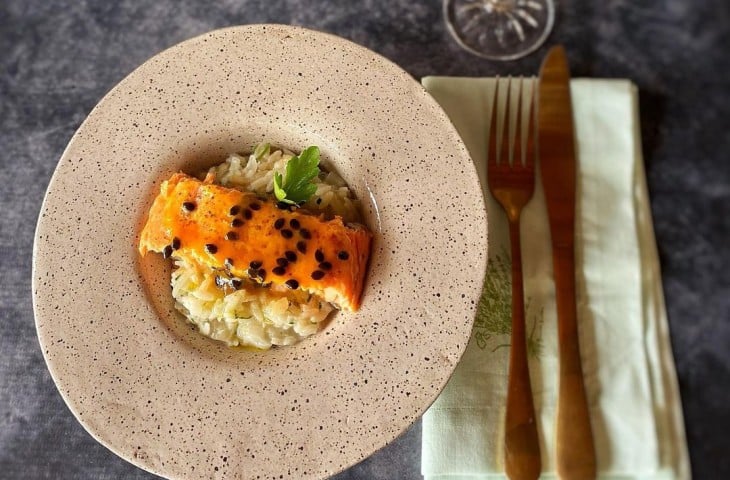 Salmão ao molho de maracujá com arroz de coco