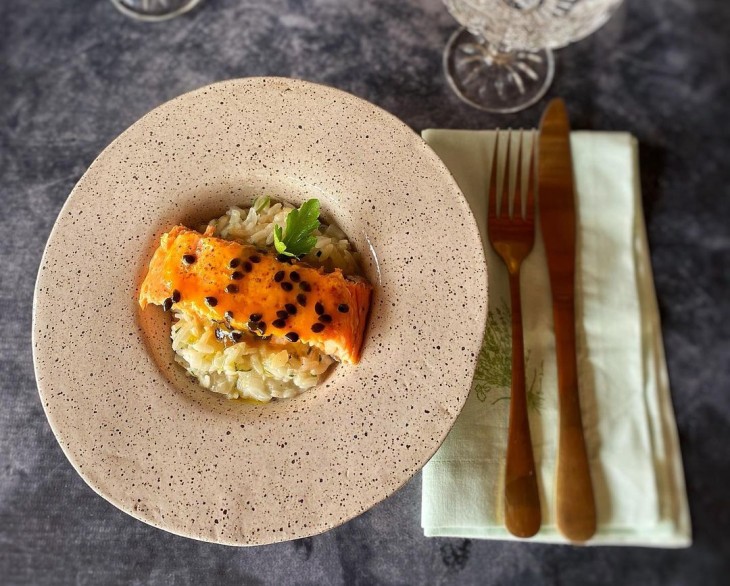 Salmão ao molho de maracujá com arroz de coco