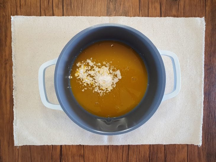 Suco de maracujá e amido de milho adicionados na panela.