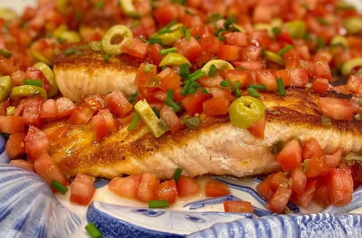 Salmão ao molho de tomate