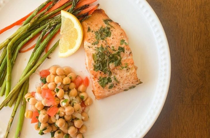 Salmão assado com aspargos