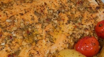 Salmão assado com batata e tomate-cereja