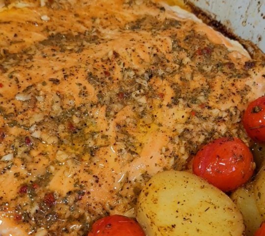 Salmão assado com batata e tomate-cereja