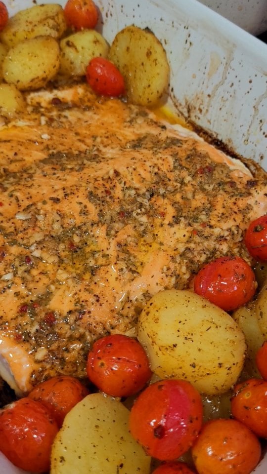 Salmão assado com batata e tomate-cereja