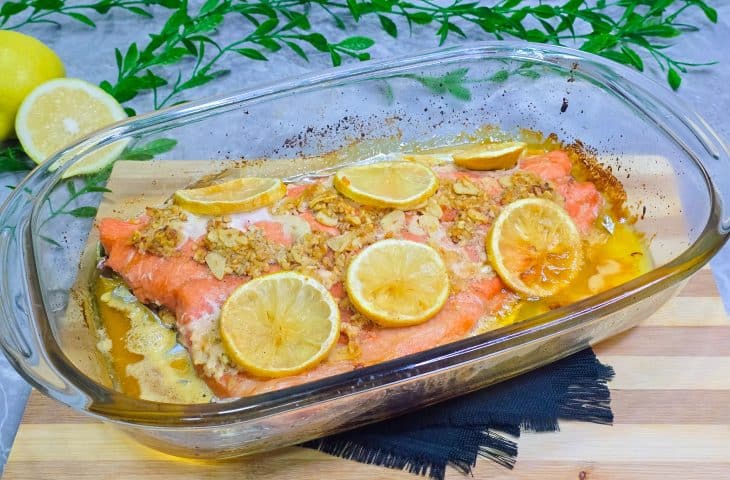 Salmão assado com limão