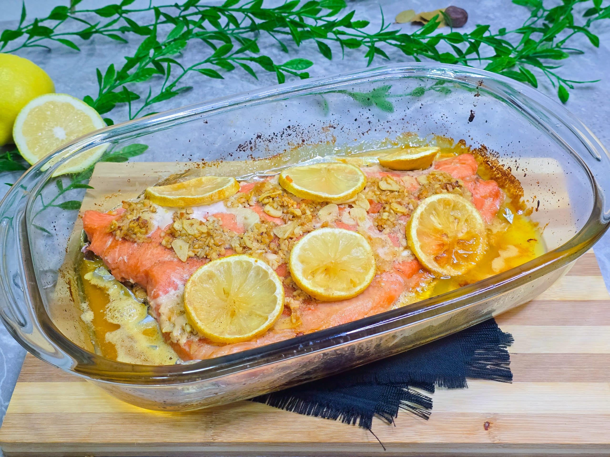 Salmão assado com limão