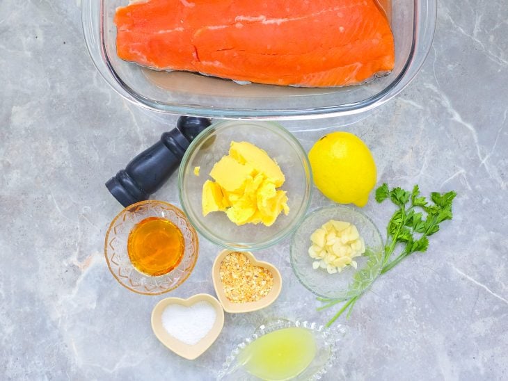 Salmão assado com limão