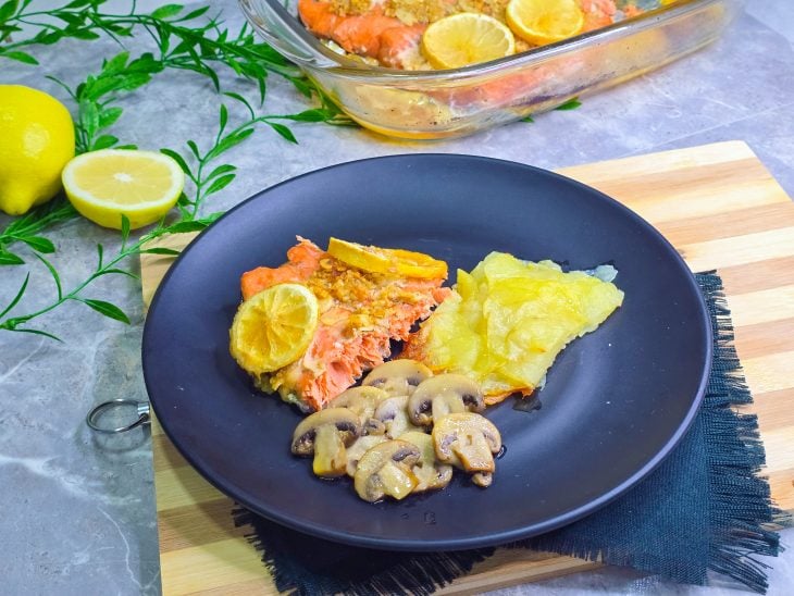 Salmão assado com limão servido